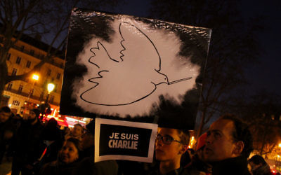 Dessin pour soutenir la liberté d'expression lors du rassemblement du 11 janvier 2015 (Crédit : Glenn Cloarec/Times of Israel)