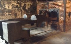 Un four crématorium au musée d'Auschwitz, le 28 janvier 2015. (Crédit : Amanda Borschel-Dan/The Times of Israel)