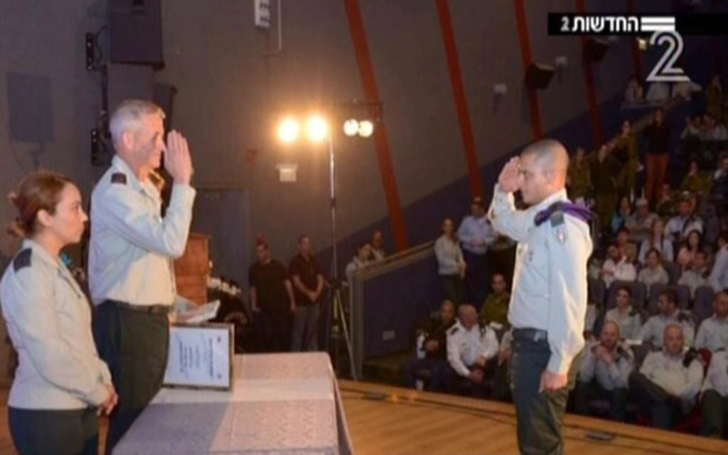 Yochai Kalangel, à gauche, saluant le chef de l'armée Benny Gantz. (Crédit : Capture d'écran Deuxième chaîne) Yochai Kalangel, à gauche, saluant le chef de l'armée Benny Gantz. (Crédit : Capture d'écran Deuxième chaîne)