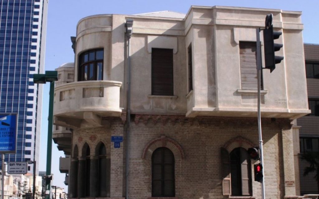 La perle d'Akiva Arie Weiss  dans la rue Herzl (Crédit : Shmuel Bar-Am)
