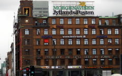 Le logo du journal danois Jyllands-Posten sur un immeuble à Copenhague (Crédit : Wikimédia Commons/user:tsca)