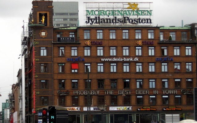 Le logo du journal danois Jyllands-Posten sur un immeuble à Copenhague (Crédit : Wikimédia Commons/user:tsca)