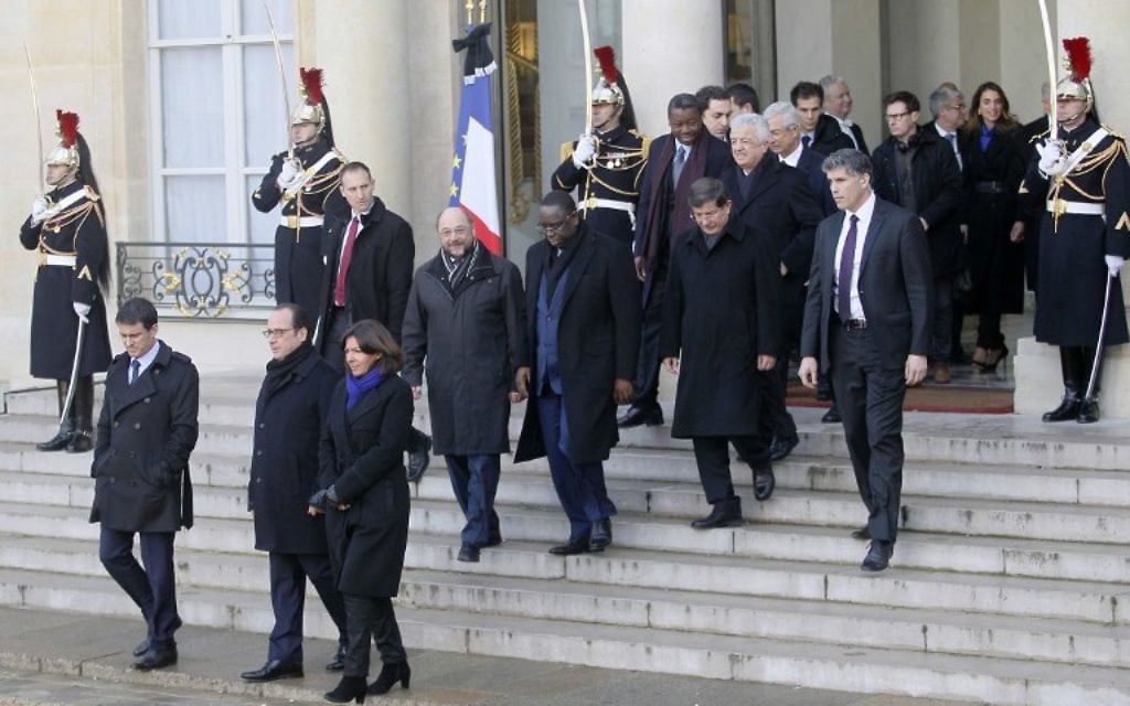 De gauche à droite au premier plan : Manuel Valls, François Hollande et Anne Hidalgo et les invités de l'Elysée quittant le palais pour se rendre à la Marche républicaine (Crédit : MATTHIEU ALEXANDRE/AFP)
