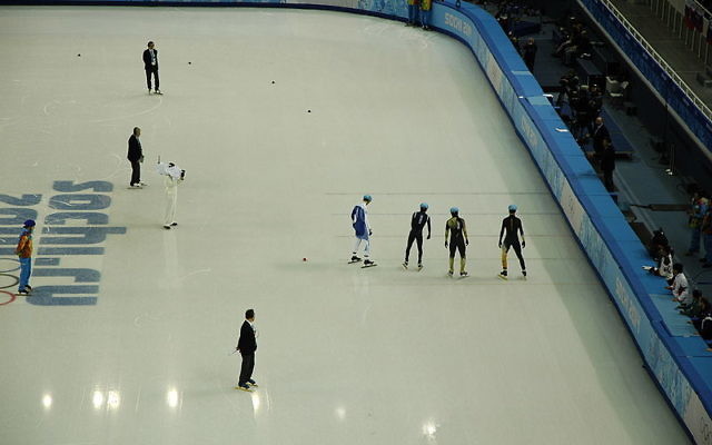 Des sportifs sur la ligne de départ d'une course de Short track (Crédit : Sander van Ginkel)