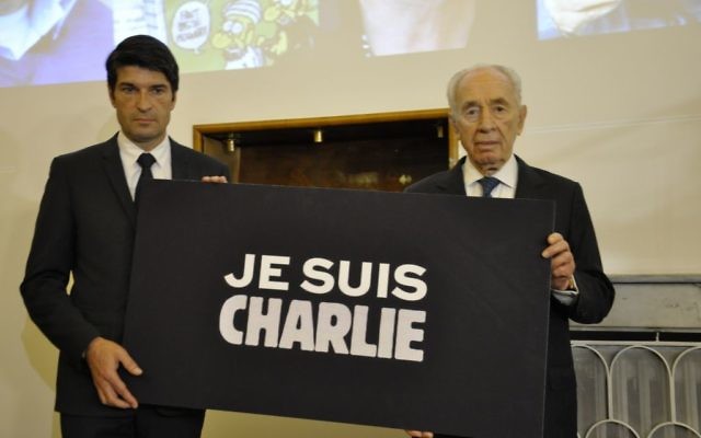 Patrick Maisonnave et Shimon Peres le 08/01/2015 (Crédit : Illana Attali/Times of Israel)
