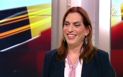 Ronit Liran-Shaked, une avocate qui a pu changé son sexe sur sa carte d'identité bien que n'ayant pas subi d'intervention chirurgicale. (Crédit : capture d'écran: Deuxième chaîne)