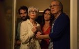 Josh, Shelly, Sarah et Maura (anciennement Mort) font le deuil du deuxième époux de Shelly dans ‘Transparent.’ (Crédit : Amazon Studios)