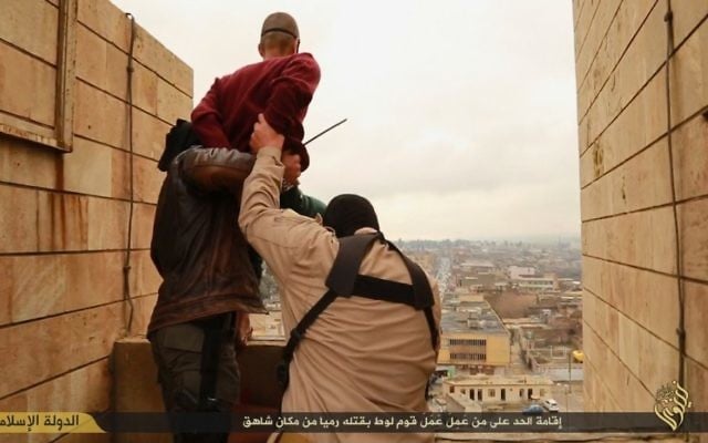 Des hommes de l'État islamique en train de jeter des hommes car ils sont "gays" (Crédit : capture d'écran) Des hommes de l'État islamique en train de jeter des hommes car ils sont "gays" (Crédit : capture d'écran)