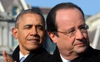 Le président français François Hollande (à droite) et le président américain Barack Obama sur la pelouse de la Maison Blanche, le 11 février 2014. (Crédit :  AFP/Jewel Samad)