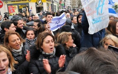 La foule réunie à l'extérieur du supermarché tandis que le Premier ministre Benjamin Netanyahu rend hommage aux victimes de l'attaque terroriste le  12 janvier 2015 à Paris (Crédit: Aurelien Meunier/Getty Images/JTA)