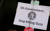 Une pancarte détenue par un des employés palestiniens de l'ancien gouvernement du Hamas (non représenté) lors d'une manifestation devant le siège du gouvernement d'union à Gaza, le 13 janvier 2015 (Crédit photo: AFP / MOHAMMED ABED)