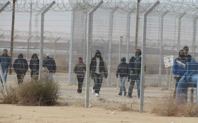Les détenus au centre de Holot le 17 janvier 2015 (Crédit : Nehama Shimnovic) Les détenus au centre de Holot le 17 janvier 2015 (Crédit : Nehama Shimnovic)