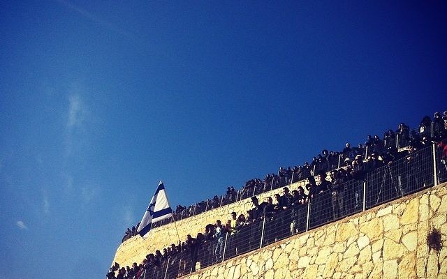 La foule rassemblée a la mémoire des victimes