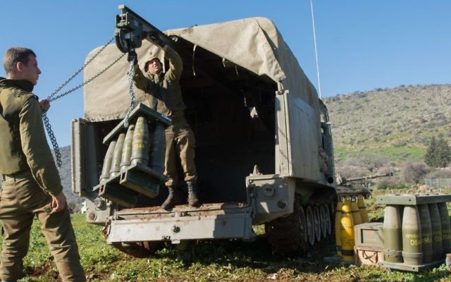 L'armée israélienne renforce sa présence dans le nord d'Israël le 21 janvier 2015, suite à un raid aérien dans lequel plusieurs membres du Hezbollah ont été tués. (Crédit : Basal Awidat / Flash90)