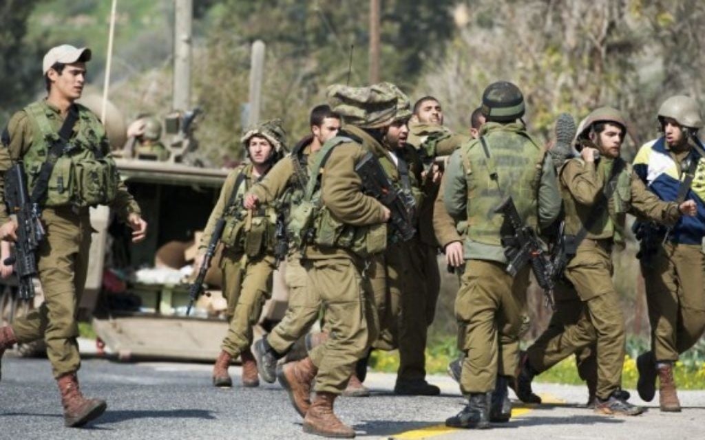 Des soldats israéliens pris en charge après une attaque du Hezbollah dans la région du mont Dov au nord le long de la frontière israélienne avec le Liban le 28 Janvier, 2015. (Crédit : Basal Awidat / Flash90) Des soldats israéliens pris en charge après une attaque du Hezbollah dans la région du mont Dov au nord le long de la frontière israélienne avec le Liban le 28 Janvier, 2015. (Crédit : Basal Awidat / Flash90)