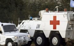 Des soldats espagnols de la Force intérimaire des Nations Unies au Liban (FINUL) conduisent un véhicule d'urgence blindée après avoir ramassé le corps d'un soldat âgé de 36 ans qui a été tué alors que l'armée israélienne a bombardé les zones frontalières suite à une attaque du Hezbollah qui a laissé deux soldats israéliens morts. (Crédit : AFP / MAHMOUD ZAYYAT)