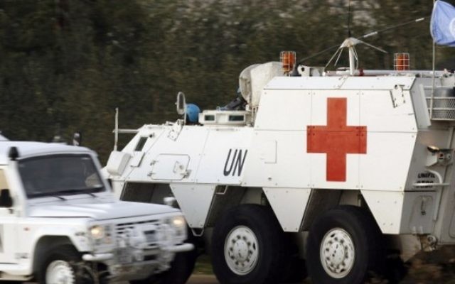 Des soldats espagnols de la Force intérimaire des Nations Unies au Liban (FINUL) conduisent un véhicule d'urgence blindée après avoir ramassé le corps d'un soldat âgé de 36 ans qui a été tué alors que l'armée israélienne a bombardé les zones frontalières suite à une attaque du Hezbollah qui a laissé deux soldats israéliens morts. (Crédit : AFP / MAHMOUD ZAYYAT)