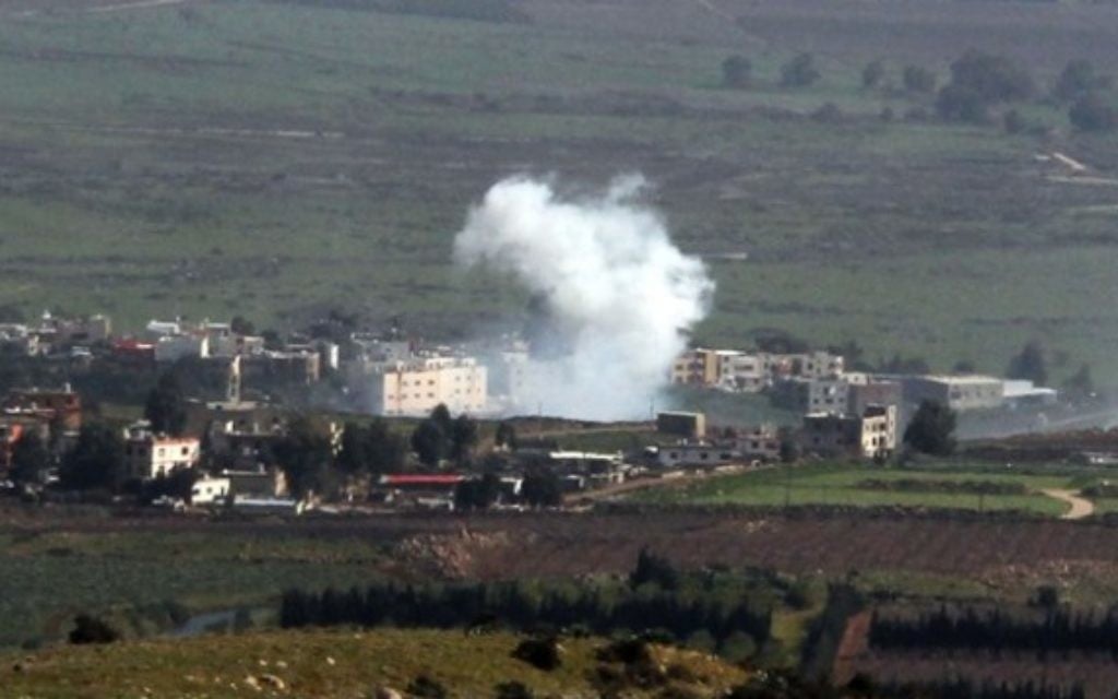 De la fumée suite aux bombardements israéliens de la ville libanaise d'Al-Majidiyah à la frontière libanaise avec Israël le 28 janvier, 2015. (Crédit : AFP / ALI DIA) De la fumée suite aux bombardements israéliens de la ville libanaise d'Al-Majidiyah à la frontière libanaise avec Israël le 28 janvier, 2015. (Crédit : AFP / ALI DIA)