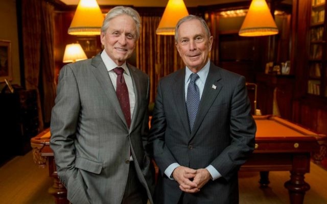 Michael Douglas, à gauche, avec Michael Bloomberg, récipiendaires du prix Genesis 2015 et 2014. (Crédit photo: Prix Genesis)