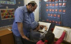 Des Juifs modernes orthodoxes en train d'étudier (Crédit : Flash 90)