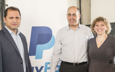 Efi Dahan (à gauche), directeur PayPal d'Israël et d'Afrique; Dr Amir Etzioni (au centre), directeur des relations et des règlements à l'ISOC communautaires; et Dina Be'er (à droite) présidente de l'ISOC (Crédit  : autorisation)