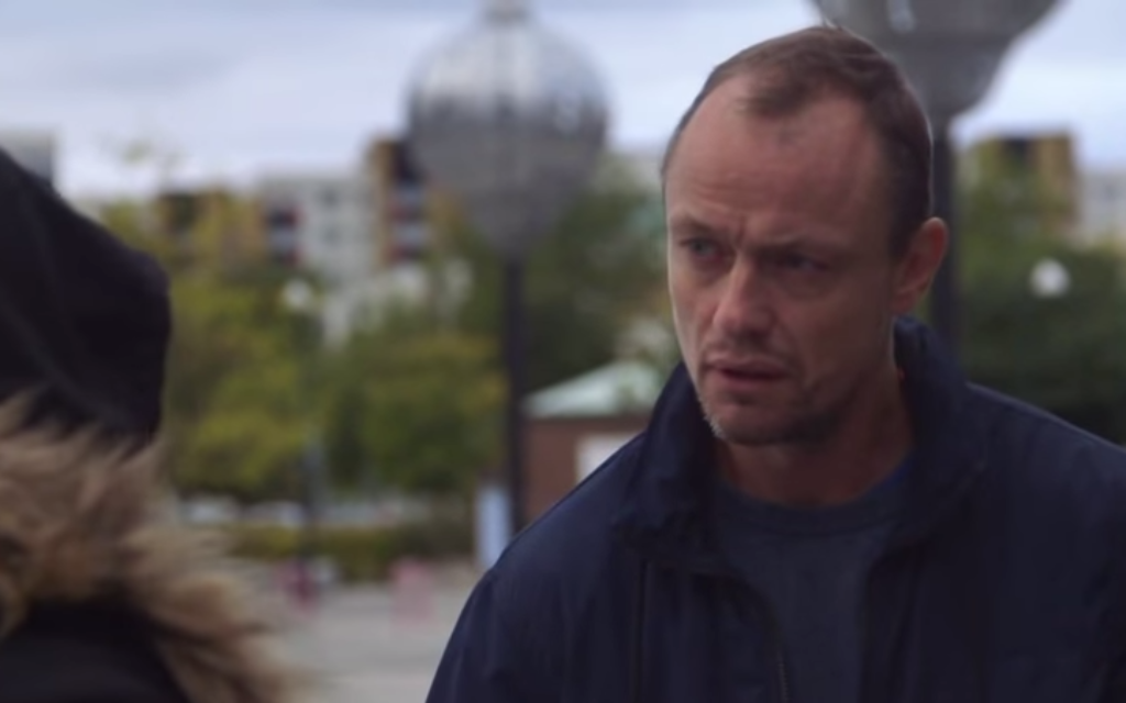 Capture d’écran du journaliste suédois Peter Ljunggren dialoguant avec un homme aux opinions antisémites dans le documentaire « Haine juive à Malmö » (Capture d’écran : Youtube).