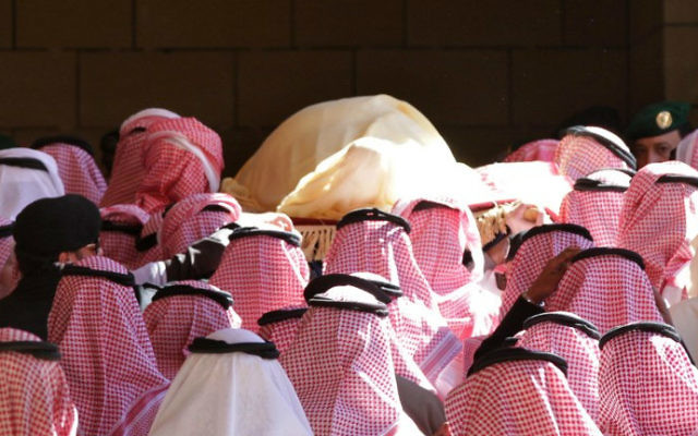 La dépouille du roi Abdullah ben Abdul Aziz portée lors de ses funérailles à la Grande mosquée Imam Turki Bin Abdullah le 23 janvier 2015 à Riyadh (Crédit : AFP/STR) La dépouille du roi Abdullah ben Abdul Aziz portée lors de ses funérailles à la Grande mosquée Imam Turki Bin Abdullah le 23 janvier 2015 à Riyadh (Crédit : AFP/STR)