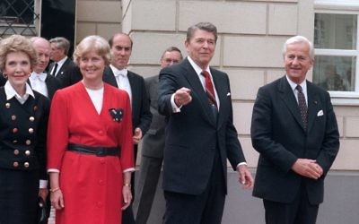 Une photo prise le 12 juin 1987 avec Nancy Reagan, Marianne von Weizsaecker, Ronald Reagan et Richard von Weizsaecker à Berlin (Crédit : MIKE SARGENT / AFP