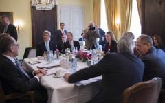 Le Secrétaire d'Etat américain John Kerry (2e g) parle au cours d'une rencontre avec le ministre russe des Affaires étrangères Sergueï Lavrov (R) et d'autres membres du Quatuor sur le Moyen-Orient le troisième jour de la 51e Conférence sur la sécurité de Munich (MSC) à Munich - le 8 Février, 2015. (Crédit : AFP PHOTO / POOL / JIM WATSON)