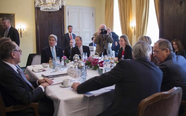 Le Secrétaire d'Etat américain John Kerry (2e g) parle au cours d'une rencontre avec le ministre russe des Affaires étrangères Sergueï Lavrov (R) et d'autres membres du Quatuor sur le Moyen-Orient le troisième jour de la 51e Conférence sur la sécurité de Munich (MSC) à Munich - le 8 Février, 2015. (Crédit : AFP PHOTO / POOL / JIM WATSON)