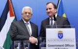 Le président de l'Autorité palestinienne, Mahmoud Abbas, et le Premier ministre suédois, Stefan Löefven, lors d'une conférence de presse, le 10 février 2015 (Crédit : AFP PHOTO/JONATHAN NACKSTRAND)