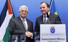 Le président de l'Autorité palestinienne, Mahmoud Abbas, et le Premier ministre suédois, Stefan Löefven, lors d'une conférence de presse, le 10 février 2015 (Crédit : AFP PHOTO/JONATHAN NACKSTRAND)