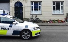 Des fleurs et des bougies à Svanevej à Copenhague, le lieu où le tueur présumé, Omar EL-Hussein a été tué. Photo prise le 16 février (Crédit : AFP PHOTO / SCANPIX DENMARK / SOREN BIDSTRUP)