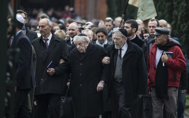 Hommage à Dan Uzan, 37 ans, lors de son enterrement dans un cimetière juif de la capitale danoise (Crédit : CLAUS BJOERN LARSEN / AFP)