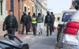 L'arrestation d'un des quatre hommes suspectés de recruter pour l'Etat islamique le 24 février 2015 (Crédit : AFP PHOTO / ANGELA RIOS)