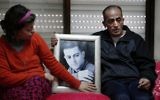 Les parents le 13 février 2015 tenant entre leurs mains le portrait  de Muhammad Said Ismail Musallam qui entre les mains de l'EI (Crédit : AFP PHOTO / THOMAS COEX)