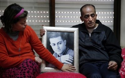 Les parents le 13 février 2015 tenant entre leurs mains le portrait  de Muhammad Said Ismail Musallam qui entre les mains de l'EI (Crédit : AFP PHOTO / THOMAS COEX)