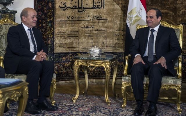 Le ministre de la Défense français Jean Yves Le Drian et le président de l'Egypte, Abdel Fatah Al-Sissi lors de la signature d'un contrat militaire au Caire, le 16 février 2015. (Crédit : Khaled Desouki/AFP)