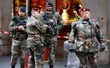 Soldats déployés devant le centre communautaire juif où 3 soldats de Vigipirate ont été attaqués par un homme avec une arme blanche, à Nice, le 3 février 2015. (Crédit : Valéry Hache/AFP)