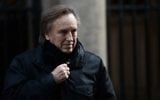 Alexandre Arcady arrivant à la cérémonie en hommage à Roger Hanin le 12 février 2015. (Crédit : AFP PHOTO / STEPHANE DE SAKUTIN )