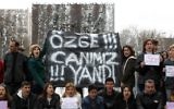 Les manifestants tenant une banière sur laquelle ont peut lire "Ozge, nous avons souffert avec toi" lors d'une manifestation le 15 février 2015 à Ankara pour dénoncer le viol et le meurtre de la jeune Ozgecan Aslan (Crédit :  AFP PHOTO / ADEM ALTAN )