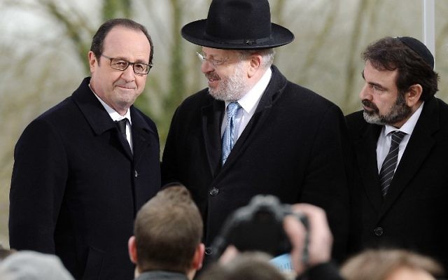 Le président François Hollande, le président du consistoire Joel Mergui et Rene Gutman, le Grand Rabbin du Bas-Rhin lors d'une cérémonie organisée après la profanation de quelque 250 tombes au cimetière juif de Sarre-Union, à l'est de la France, le 17 février 2015. (Crédit : Patrick Hertzog/AFP) Le président François Hollande, le président du consistoire Joel Mergui et Rene Gutman, le Grand Rabbin du Bas-Rhin lors d'une cérémonie organisée après la profanation de quelque 250 tombes au cimetière juif de Sarre-Union, à l'est de la France, le 17 février 2015. (Crédit : Patrick Hertzog/AFP)