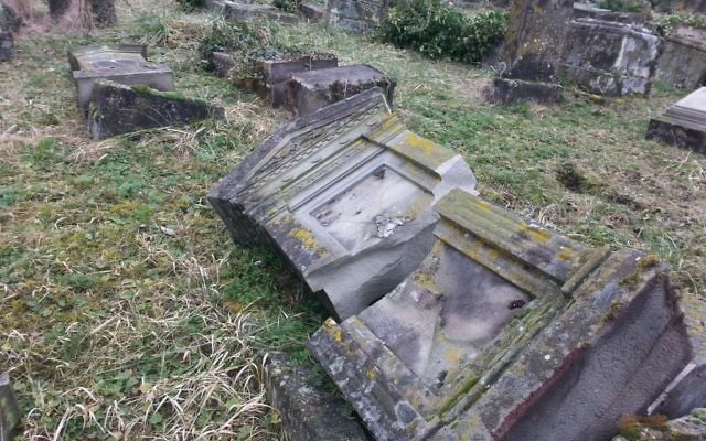 Des tombes profanées au cimetière de Sarre-Union, en Alsace, en février 2015. (Crédit : Nathan Kretz/Times of Israël) Des tombes profanées au cimetière de Sarre-Union, en Alsace, en février 2015. (Crédit : Nathan Kretz/Times of Israël)