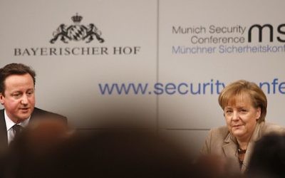 David Cameron et Angela Merkel (Crédit : Sebastian Zwez/Wikimedia commons)