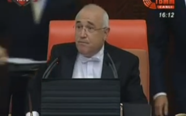Capture d’écran Cemil Çiçek (Crédit : YouTube)
