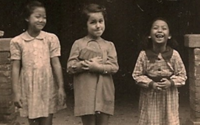 Une petite fille juive et ses amies chinoises pendant la Seconde guerre mondiale. Cette photo fait partie de la collection du musée des Réfugiés juifs de Shanghai (Crédit : Wikimedia Commons)