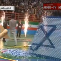 Un concours de dominos en Iran détruit Israël et son drapeau (Crédit : YouTube)