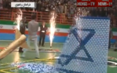 Un concours de dominos en Iran détruit Israël et son drapeau (Crédit : YouTube)