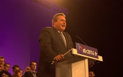 Discours de Panos Kammenos le 5 octobre 2013 lors du congrès Debout la République à Paris (Crédit : Dupontaignan/Flickr/Wikimédia)