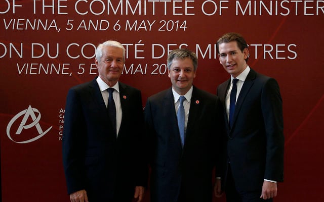 Le secrétaire général du Conseil de l'Europe, thorbjørn jagland, le ministre des Affaires étrangères d'Andorre, Gilbert Saboya, et le ministre des Affaires étrangères autrichiens, Sebastian Kurz le 06 mai 2014 (Crédit : Dragan Tatic/Bundesministerium für Europa, Integration und Äusseres/ Creative Commons Wikimédia) Le secrétaire général du Conseil de l'Europe, thorbjørn jagland, le ministre des Affaires étrangères d'Andorre, Gilbert Saboya, et le ministre des Affaires étrangères autrichiens, Sebastian Kurz le 06 mai 2014 (Crédit : Dragan Tatic/Bundesministerium für Europa, Integration und Äusseres/ Creative Commons Wikimédia)